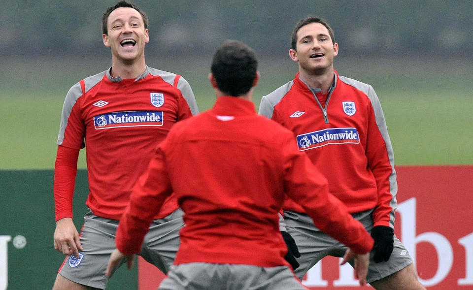 SLUTT P� TRENINGEN: John Terry og Frank Lampard p� trening med det engelske landslaget i g�r. Men Lampard skadet seg i dag og f�r ikke spille l�rdagens kamp mot Brasil. Foto: Rebecca Naden/Scanpix/AP