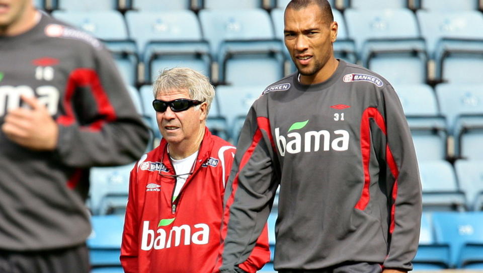 DRILLO-FAN: Selv p� direkte sp�rsm�l om St�le Solbakken svarer John Carew at han f�rst og fremst er glad for at Drillo omsider er fast ansatt som landslagstrener. Foto: ARNT E. FOLVIK
