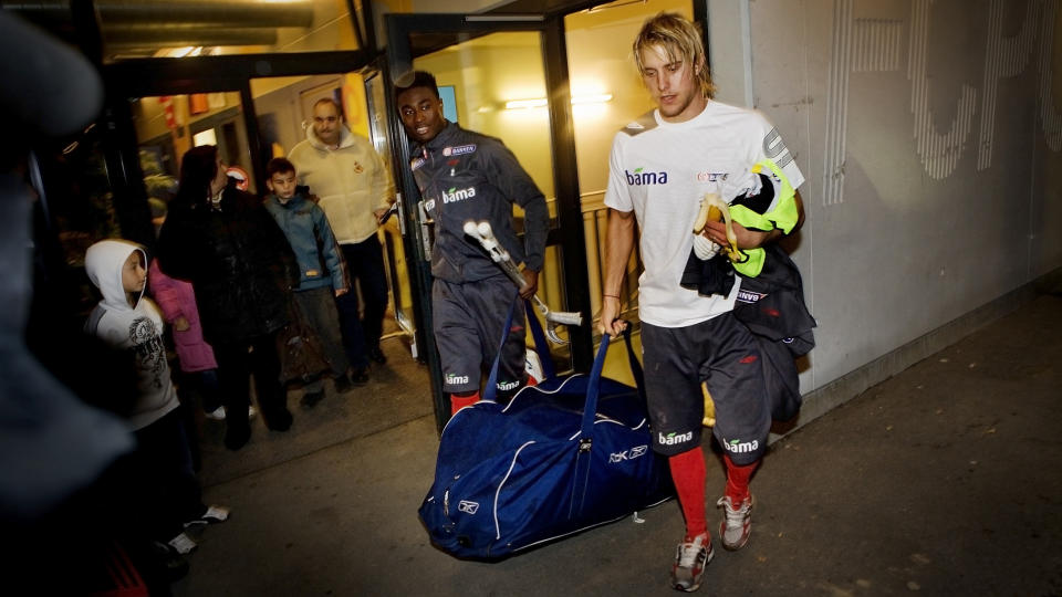 GEB�REGUTTER: Alexander Tettey (t.v.) og Per Ciljan Skjelbred er yngst i Drillos tropp mot Sveits, og m� finne seg i � lempe den tyngste utstyrsbagen. Foto: Jon-Michael Josefsen, Scanpix