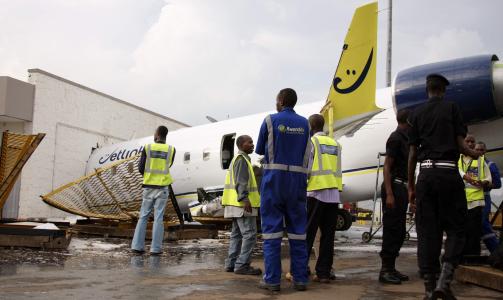 RETT INN I VIP-OMR�DET: Fly braste uforklarelig inn i dette bygget. Foto: REUTERS/Hereward Holland/Scanpix