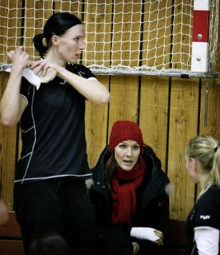 BYTTET ROLLE: Tidligere i h�st er det Katja Nyberg som har sittet p� sidelinja. N� er det Gro Hammerseng som m� se p� treningene, mens Katja Nyberg snart er i full sving igjen. Foto: BJ�RN LANGSEM