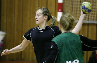 UHELL: Gro Hammerseng viklet lillefingeren inn i h�nda til Tonje N�stvold. Foto: BJ�RN LANGSEM