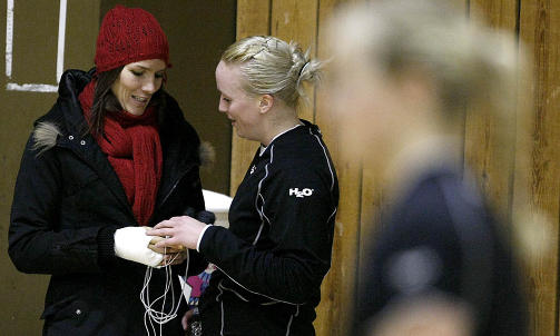 P� SIDELINJA: M�lvakt Ingrid �degaard sjekker bandasjen - og musikken - til Gro Hammerseng. Foto: BJ�RN LANGSEM