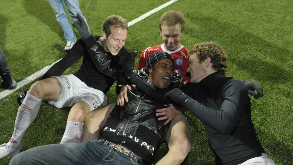 DAGENS HELT: Slik hylles en tom�lsscorer som sikrer opprykk til tippeligaen. Olav Tuello Johannesen jubler etter kampen sammen med lagkameratene.  Foto John T. Pedersen/Dagbladet