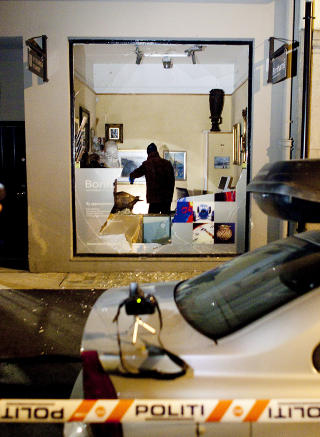 MILLIONTYVERI: Kriminalteknikere fra Oslo sikrer spor. Foto: Bj�rn Langsem/DAGBLADET