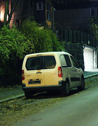 FLUKTBIL FUNNET: Denne Citroenen sto parkert p� Frogner i Oslo, ikke mange minuttene fra galleriet. Foto: Svein Gustav Wilhelmsen