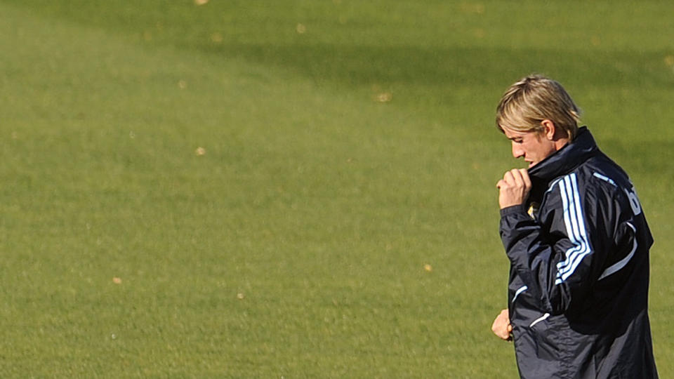 I UN�DE: Real Madrids Guti havnet i krangel med trener Manuel Pellegrini i pausen i cupnedturen mot Alcorcon. Utspillene om utagerende festing hjeler neppe p� stemningen.Foto: SCANPIX/AFP/PIERRE-PHILIPPE MARCOU
