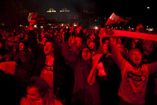 FULL FEST: Kongsvingerspillerne ble hyllet av over tusen fans p� R�dhusplassen i g�r kveld. Foto: Marius Torgersrud / Scanpix