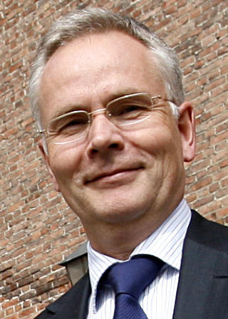 BOMMET: Brevet om Svein Eidsviks påståtte død er undertegnet av Severin Vikanes, sjef for juridisk seksjon i Forsvarsdepartementet og juridisk rådgiver for forsvarsministeren. Her avbildet sammen med FDs forrige statsråd Anne Grete Strøm-Erichsen. Foto: Scanpix BOMMET: Brevet om Svein Eidsviks påståtte død er undertegnet av Severin Vikanes, sjef for juridisk seksjon i Forsvarsdepartementet og juridisk rådgiver for forsvarsministeren. Her avbildet sammen med FDs forrige statsråd Anne Grete Strøm-Erichsen. Foto: Scanpix