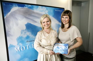 GA UT ENGLEBOK: Møt din skytsengel er skrevet av prinsesse Märtha Louise og Elisabeth Samnøy. Englene de presenterer har fått kritikk, men de ligner temmelig mye på de kristne, islamske og jødiske englene. Foto: Henning Lillegård GA UT ENGLEBOK: Møt din skytsengel er skrevet av prinsesse Märtha Louise og Elisabeth Samnøy. Englene de presenterer har fått kritikk, men de ligner temmelig mye på de kristne, islamske og jødiske englene. Foto: Henning Lillegård