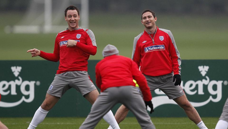 S�KSM�L: Frank Lampard er skadd, kanskje helt til jul. N� vurderer Chelsea � saks�ke fotballforbundet p� grunn av for lite plass p� flyet. Foto: Reuters/Scanpix