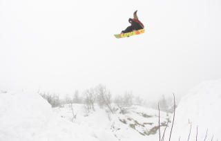 STALEFISH: Mikkel Bang starter sesongen med en stalefish (trickset) oppe p� Skarsnuten, takket v�re fantastisk sn�forhold. Foto Carl �stberg, Hemsedal