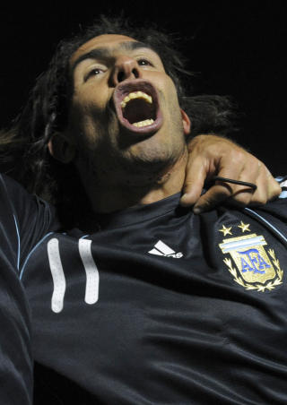 GLAD LAKS: Carlos Tevez var h�yt oppe da Argentina omsider tok seg til VM-sluttspillet, men mener n� at andre b�r f� sjansen p� spissplass.Foto: SCANPIX/AFP PHOTO/DANIEL GARCIA