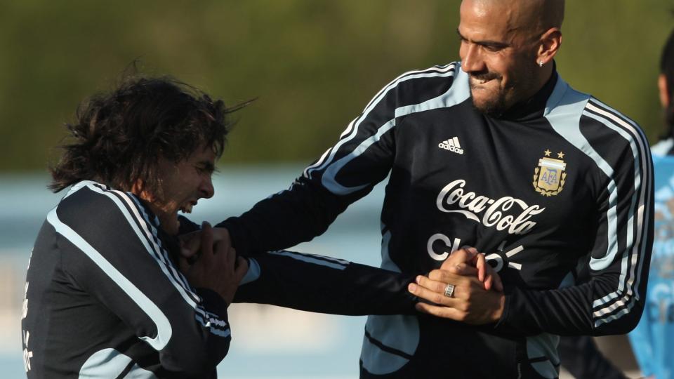 METT P� FOTBALL: Carlos Tevez (t.v.) begynner � bli mett p� fotball, og vurderer � legge opp dersom Argentina skulle vinne neste sommers VM-sluttspill i S�r-Afrika. Hva Juan Verons p�funn p� treningsfeltet har � si for framtida, vites ikke.Foto: SCANPIX/EPA/CEZARO DE LUCA