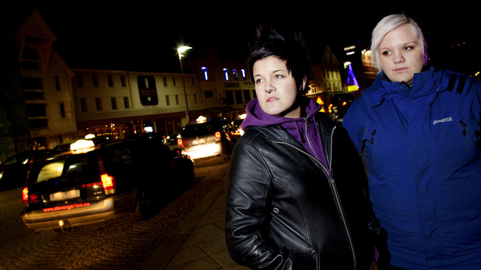 REDDE: Linda Winther (17)(t.v) og Mari Elise R�ed (18) er redde for � ta taxi hjem fra bytur. Foto: Lars Myhren Holand / Dagbladet