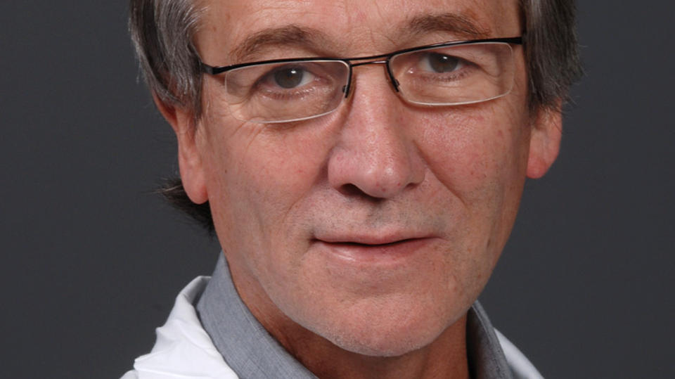 ETTERLYSER KAMPANJE: &mdash; Hver tredje nordmann vil f� hjerneslag i l�pet av livet, ansl�r professor David Russell i nevrologi ved Oslo Universitetssykehus, Rikshospitalet. N� etterlyser han en kampanje om sykdommen der det opplyses om symptomer og hvor viktig det er � komme til sykehus raskest mulig. Foto: privat
