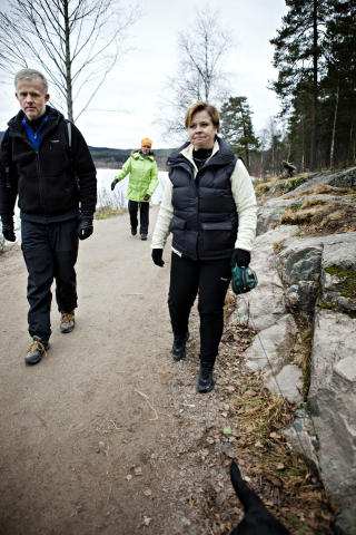 SOGNSVANN: Grethe Lunde (t.h.) fikk hjerneslag som 22 �ring. Vi f�r bli med henne og andre slagrammede p� tur rundt Sognsvann.
Her er Kjetil Gaarder (t.v.) og Anita Hutcheson (bak). 
Foto: Nina Hansen / Dagbladet