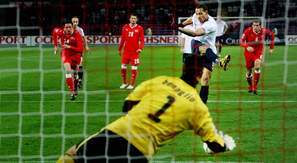 D�DBALL: Nok en gang vinner Norge 1-0 etter scoring p� d�dball. John Carew scoret kampens eneste m�l mot Sveits. Foto: Jon-Michael Josefsen / Scanpix
