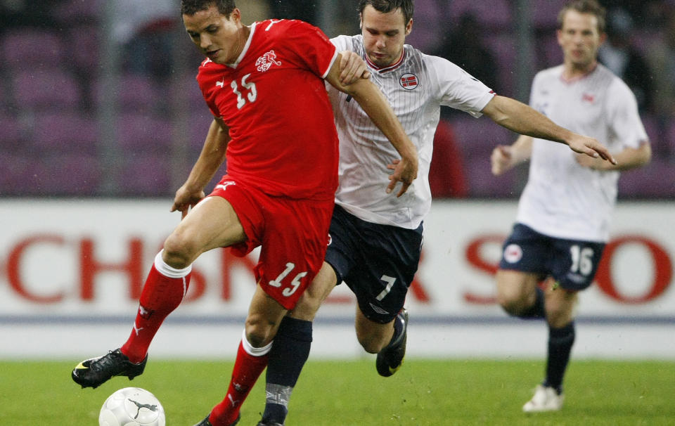 SKUFFET: Philipp Degen var skuffet over tap mot Norge og Kristofer H�stad. N� h�per han p� VM-plass for Sveits til sommeren. - Jeg m� bare gj�re mitt beste i Liverpool, sier backen som for�rsaket straffesparket som ga Norge seieren.Foto: Michael Buholzer, Reuters/Scanpix