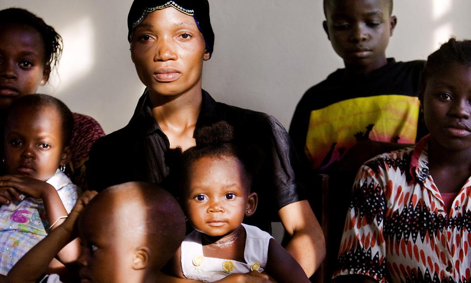 M�TTE MOLANDS MOR: Familien til den d�de seksbarnsfaren Abeidi Kasongo, som de to nordmennene sitter fengslet for � ha drept 109 km fra Kisangani. Den etterlatte Kona Bibich Olendge Kasongo (27) med barna (f.v) Dora (14), Rachelle (5), Dan (3),  Ruth (1), EricK (11), Egeni (18). Foto: Espen R�st / Dagbladet