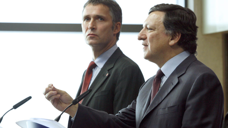 NEI!: Flertallet i Norge vil stemme nei ved en eventuell folkeavstemning om EU-medlemskap, if�lge ny unders�kelse. Statsminister Jens Stoltenberg (t.v) sammen med formannen i EU-kommisjonen Jose Manuel Barroso i Brussel i 2008. Foto: REUTERS/Sebastien Pirlet/Scanpix
