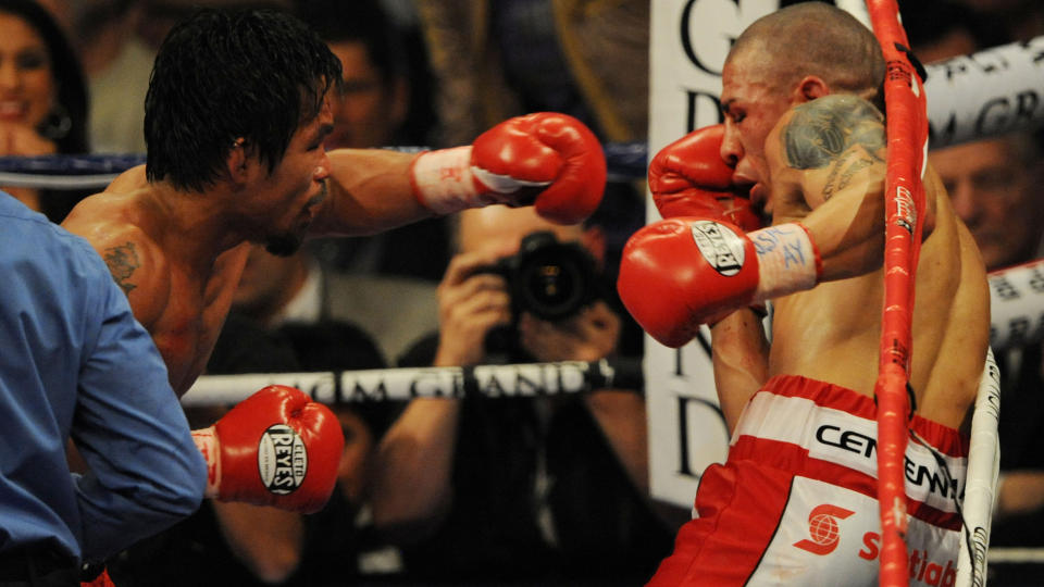 STOPPET KAMPEN: Dommeren m�tte stoppe kampen i den 12. og siste runden. Manny Pacquiao fra Fhilippinene hamret l�s p� Miguel Cotto fra Puerto Rico, som p� slutten hang i tauene. Foto: Mark Ralston/Scanpix