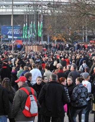 VIL VISE SIN RESPEKT: Titusener av fans str�mmet tidlig i morges til stadion i Hannover for � overv�re minnestunden. Arenaen tar 45.000 mennesker og var n�rmest fullsatt under seremonien. Foto: Scanpix