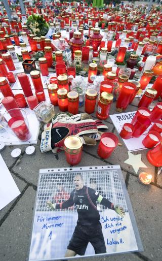 POPUL�R: Tente lys til minne om Robert Enke utenfor arenaen i dag. Enke var en popul�r respektert mann, ogs� utenfor banen. Etter datterens d�d etablerte han et fond for � st�tte forskning p� hjertesyke barn. Foto: Scanpix