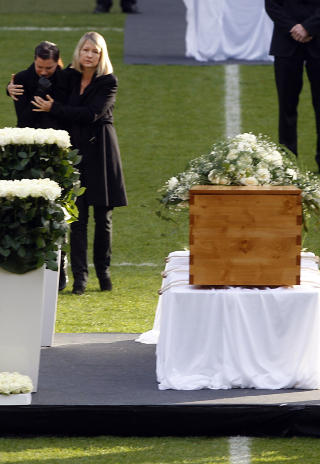 STERK I SORGEN: Teresa Enke har etter mannens d�d st�tt fram og fortalt om hans depresjoner. Foto: Scanpix