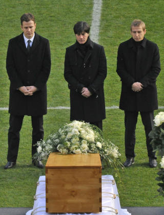 RESPEKTERT: Landslagets manager Oliver Bierhoff, trener Joachim Loew og tidligere landslagstrener Juergen Klinsmann minnes Enke. - Vi kommer til � savne ham som en f�rsteklasses idrettsmann og et ekstraordin�rt menneske, sa landslagstrener Joachim Loew da han fikk vite om Enkes d�d. Foto: Scanpix