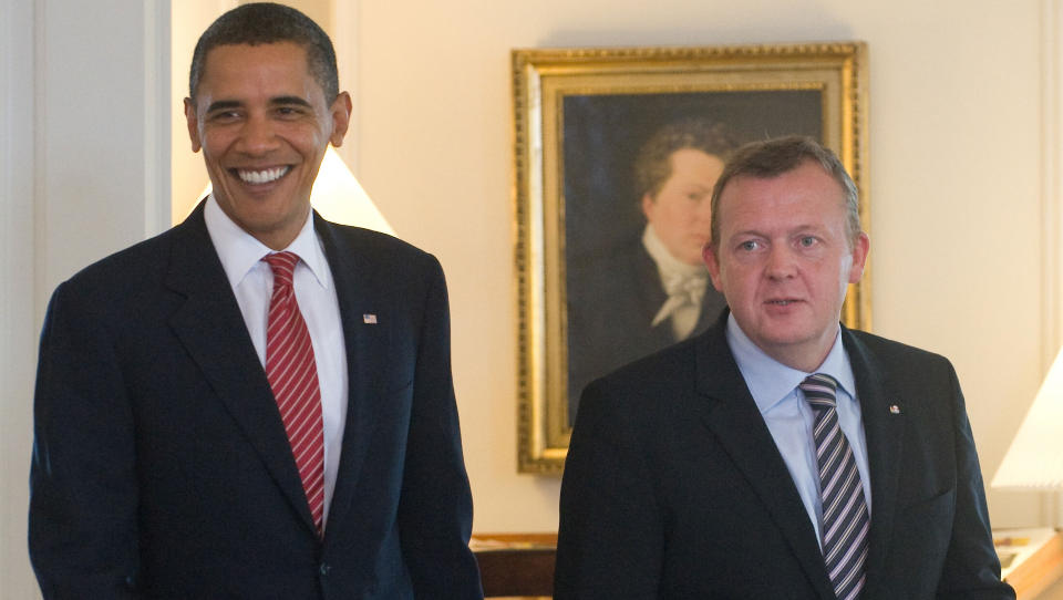 PUSTEROM FOR OBAMA: Utsettelsen av en endelig juridisk bindende klimaavtale vil gi USA og Obama-administrasjonen pusterom slik at USAs senat kan vedta en lov om reduksjon i utslippene. Her Obama sammen med Danmarks statsminister Lars Loekke Rasmussen. Foto: AFP PHOTO / SAUL LOEB