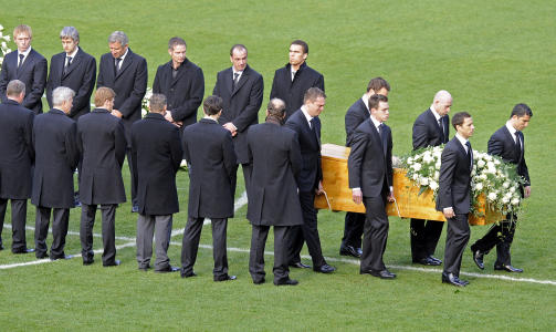 B�RET AV LAGKAMERATER: Seks spillere fra Hannover bar kisten ut av stadion etter at seremonien var over. Selve begravelsen finner sted senere i dag i en privat seremoni for familie og de n�rmeste. Foto: Martin Meissner/Scanpix
