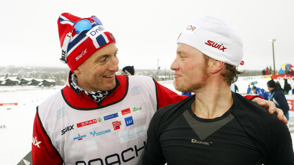 STOLT TRENER: Martin Johnsrud Sundby blir gratulert av landslagstrener Morten Aa Djupvik etter at han vant 10 km klassisk langrenn p� Beitost�len. - Han fikk et l�ft i fjor. I dag viser han at det ikke var noe blaff, konkluderte Djupvik.  Foto: Heiko Junge / Scanpix