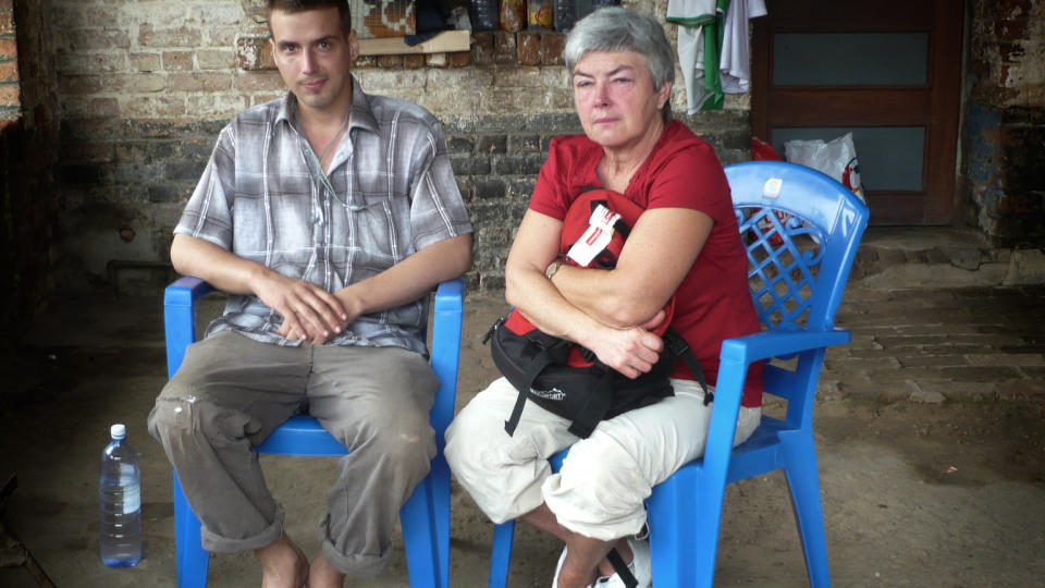 MOR OG S�NN: Mathilde Moland fikk i dag igjen m�te sin s�nn i sentralfengselet i Kisangani. Foto: Rune Edvardsen.
