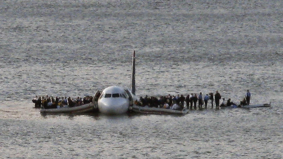 SAMLIVSOPPIFFER: To minutter etter avgang fra LaGuardia i New York traff Airbus-flyet med 155 personer om bord en flokk gjess. Uten mulighet til � n� en rullebane m�tte passasjerflyet p� vei til Charlotte, North Carolina n�dlande p� Hudson ved Manhattan. Foto: AP Photo/Steven Day/SCANPIX
