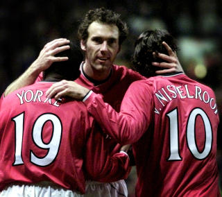 UNITED-BAUTA: Laurent Blanc vant b�de cup og serie med United. Her omfavner han Dwight York og Ruud Van Nistelrooy. Foto: Ferran Paredes / REUTERS.
