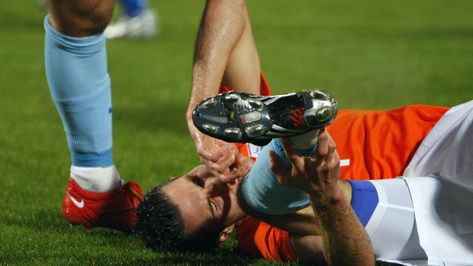 VONDT: Nederlands Robin van Persie fortviler etter � ha skadd ankelen i kampen mot Italia i g�r. N� m� trolig Arsenal-spilleren belage seg p� et langvarig skadeopphold. Foto: Max Rossi/Scanpix