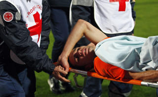 Netherlands' Robin van Persie lies injured on a stretcher during their friendly soccer match against Italy at the Adriatic stadium in Pescara November 14, 2009.     REUTERS/Max Rossi   (ITALY SPORT SOCCER)