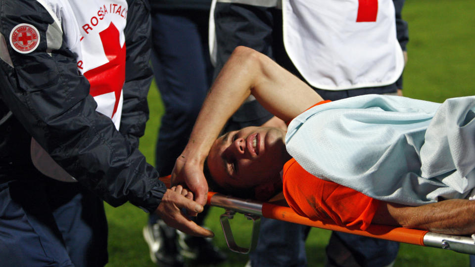 UT P� B�RE: Robin van Persie skadet ankelen l�rdag. I dag kom dommen, Arsenal-spissen er ute i omlag seks uker. Foto: REUTERS/Max Rossi