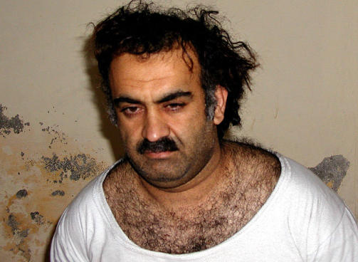BERYKTET: Khalid Sheikh Mohammed var if�lge den offisielle granskningsrapporten etter 9/11 �hovedarktitekten� bak terrorangrepene. Dette bildet ble tatt like etter arrestasjonen i Pakistan i 2003.