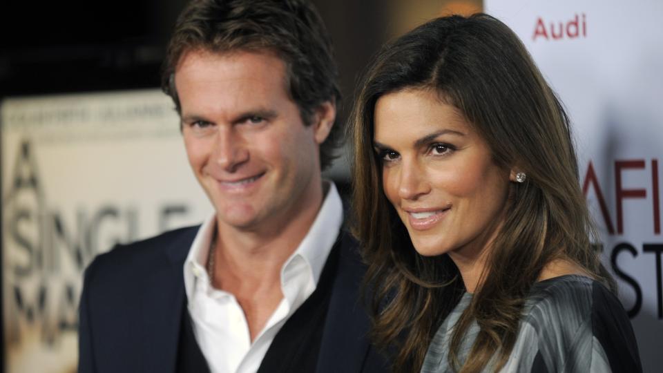  FORS�KT PRESSET FOR 100 000 DOLLAR:  Cindy Crawford og ektemannen Rene Gerber i Hollywood 5. november p� filmpremieren til A single Man. Foto: CHRIS PIZZELLO, AP/SCANPIX.