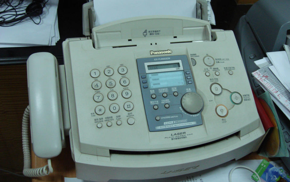 KRISEME3LDING: Faksmaskinen er fortsatt politiets redskap for melding av kriser. Foto: Flickr