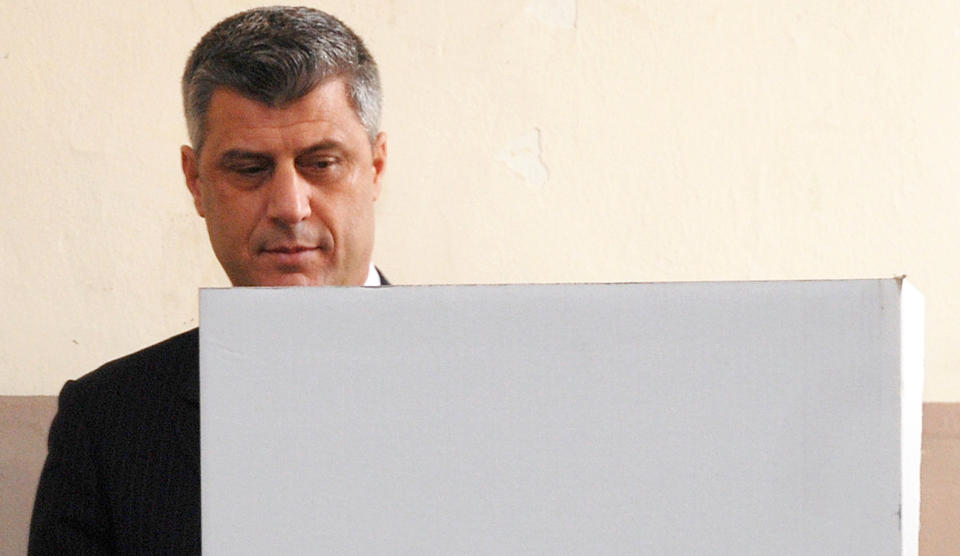ERKL�RER SEG SOM VINNER: Kosovos statsminister Hashim Thacis hevder at hans parti vant s�ndagens lokalvalg i den tidligere serbiske provinsen. Foto: REUTERS/SCANPIX