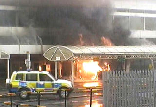I BRANN: Her sl�r terroristene til under Glasgow-angrepet i 2007. Foto: AP Photo/Metropolitan Police/Scanpix