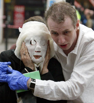 TRAGEDIE: En hjelpearbeider hjelper et terroroffer vekk fra Edgware Road-T-banen i London etter 7. juli-angrepene i 2005. Foto: AP Photo/Jane Mingay/Scanpix