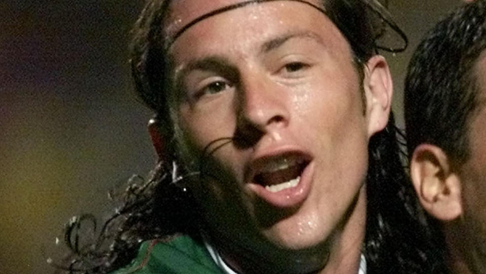 LANDSLAGSSPILLER: Antonio de Nigris, her fra en landskamp mot Uruguay i 2001, d�de f�r han ankom sykehuset i dag tidlig. Foto: AP/Daniel Jayo