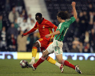 SPILTE MOT GHANA: Antonio De Nigris fikk 14 landskamper for Mexico. Her mot Ghana i en landskamp i London i 2008. Foto: AP/Tom Hevezi
