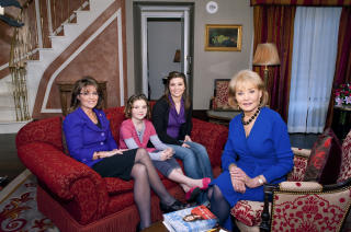  Sarah palin er bokaktuell og stiller til inetfvju hos Oprah i kveld og Barbara Walters i morgen med to av sine barn, Piper (10) og Willow (15).