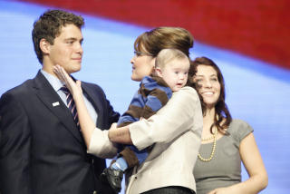 isfront: Palin anerkjente svigers�nnen offentlig da graviditeten ble kjent. N� nevner hun ham ikke med et ord. Her med sin yngstes�nn, Trigg p� armen under valgkampen i USA i fjor.