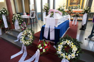 BEGRAVELSE: B�rsa kirke i Skaun var fullsatt under Oda Moes begravelse 10. november. Foto: Gorm Kallestad / Scanpix